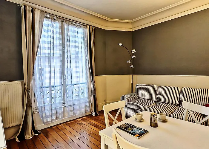 Near Champs Elysees Daire Paris